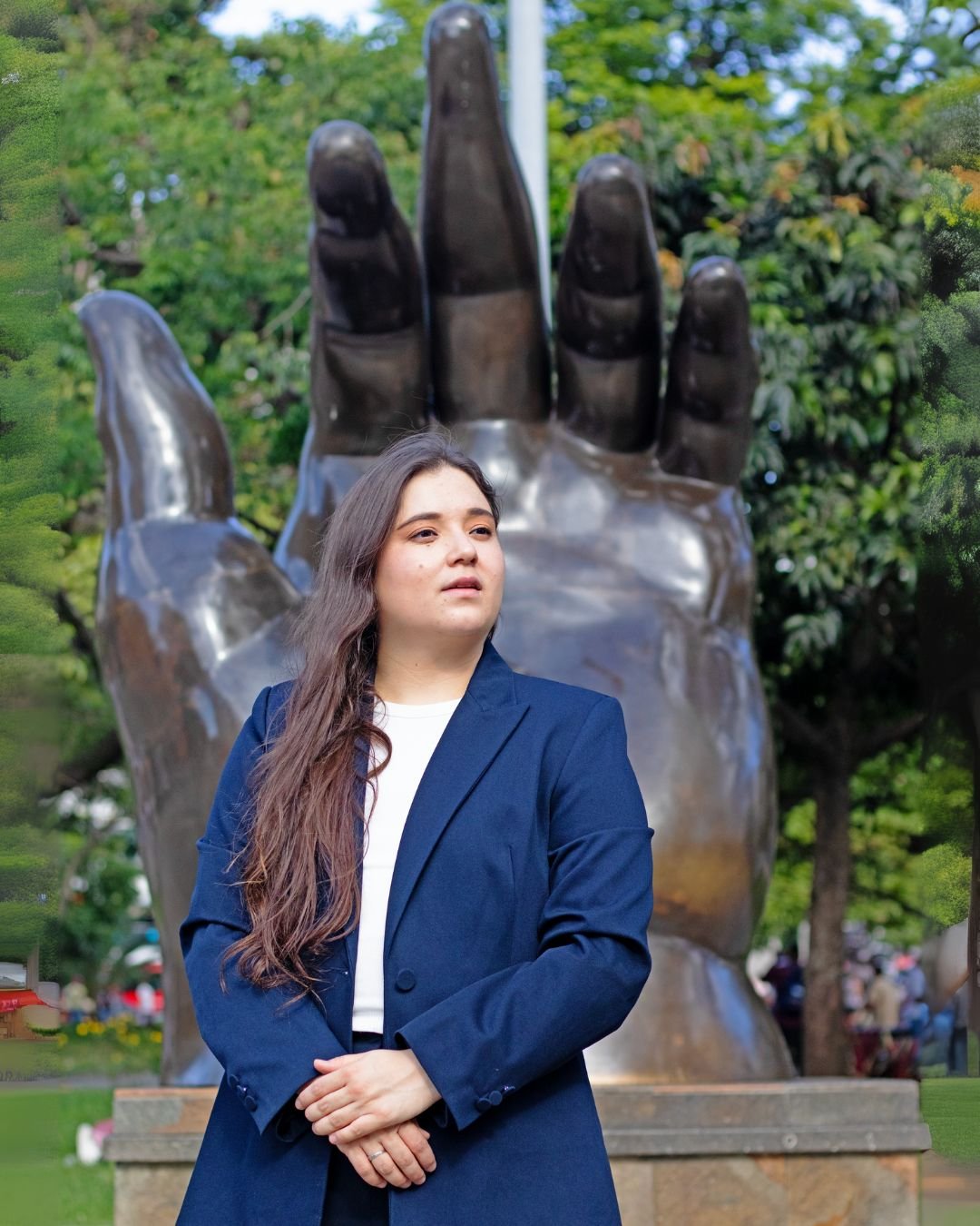 Ana María Patiño-Osorio, nueva directora titular de la Orquesta Filarmónica de Medellín, posando junto al río Medellín con batuta en mano.